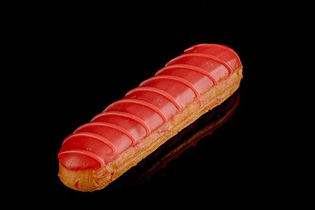 Эклер малиновый