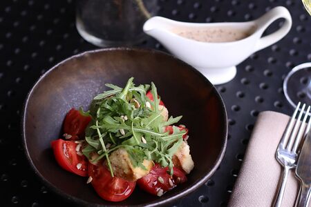 Теплые и хрустящие баклажаны со сладкими томатами и ореховым соусом