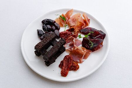 Тарелка деликатесов с сухариками