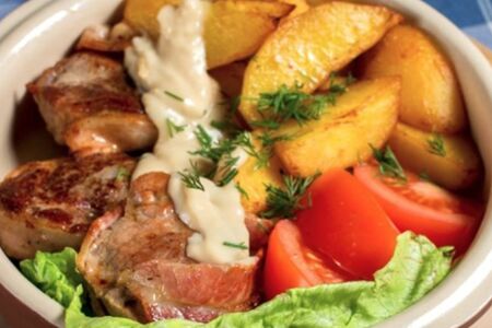 Медальоны из свинины с молодым картофелем