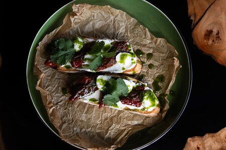 Брускетта с вялеными томатами 