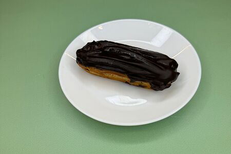 Эклер шоколадный