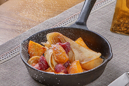 Блины с клубникой и апельсином