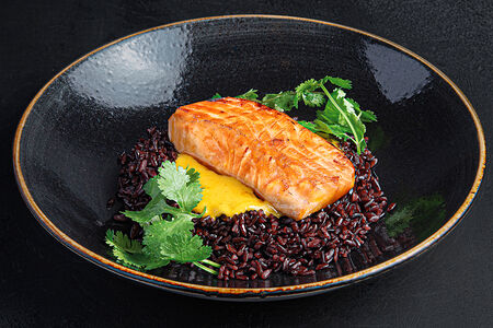 Лосось с красным рисом