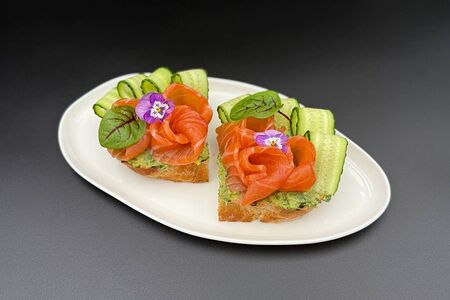 Брускетта с лососем и гуакамоле