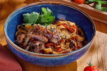 Вок с говядиной и пшеничной лапшой