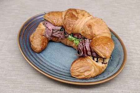 Круассан с ростбифом