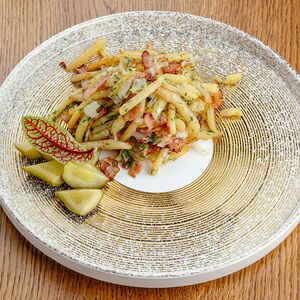 Картофель, жаренный с луком и грудинкой