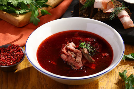 Борщ с копченой говядиной с фермерским салом на бородинском хлебе