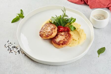 Куриное котлеты с картофельным пюре 