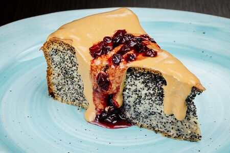 Теплый маковый пирог с соусом из сгущенного молока
