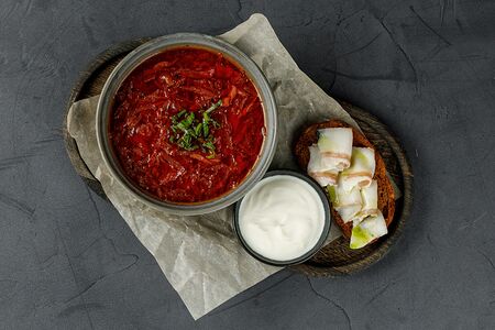 Борщ с копченой сметаной и ростбифом