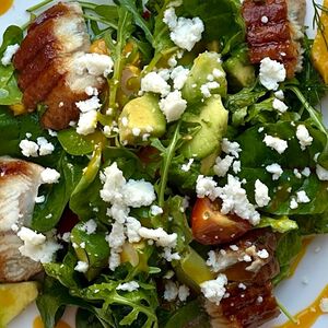 Угорь, манго, авокадо, мягкий сыр