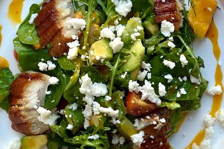 Угорь, манго, авокадо, мягкий сыр