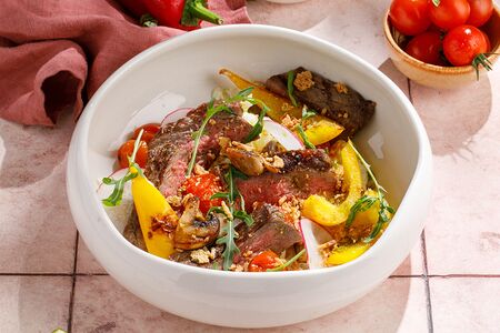 Теплый салат с говядиной