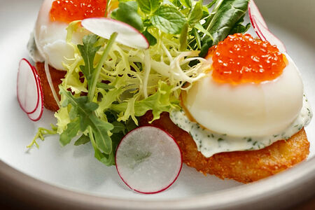 Хашбраун с яйцом и икрой