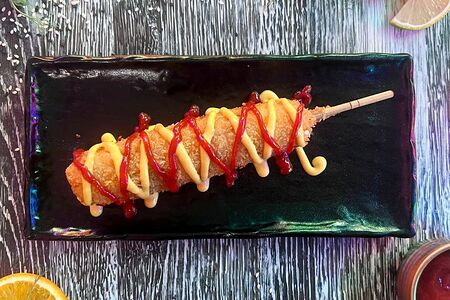 Корн-дог с сосиской и сыром