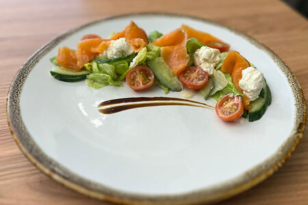 Микс-салат с семгой и творожным сыром