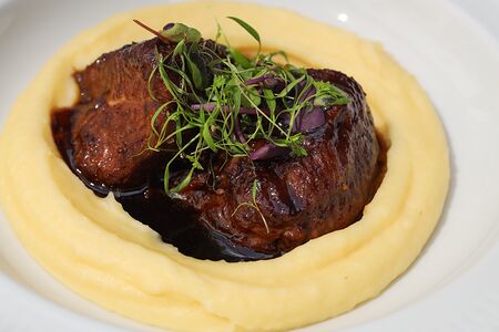 Говяжьи щечки с картофельным пюре и соусом демиглас