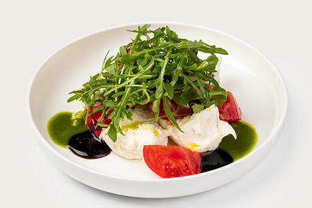 Моцарелла с томатами и соусом песто