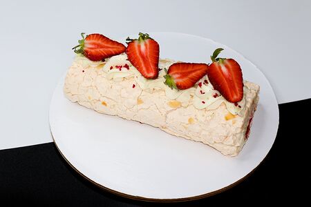 Меренговый рулет с лаймом и клубникой