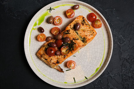 Большой кусок подкопчённой карельской форели