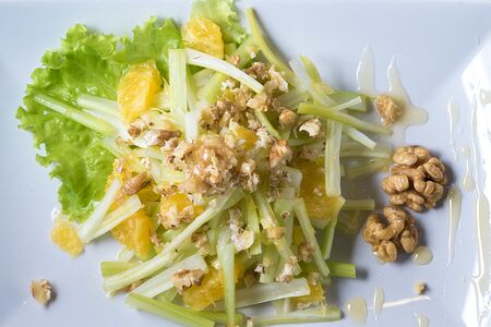 Салат Полезный из сельдерея и апельсина