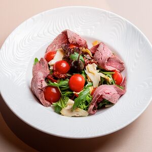 Салат с ростбифом и соусом Vitello Tonatto