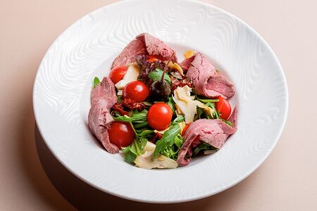 Салат с ростбифом и соусом Vitello Tonatto
