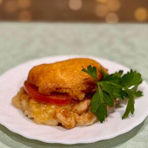 Куриная отбивная, запеченная с помидором под сырно-майонезной шапкой