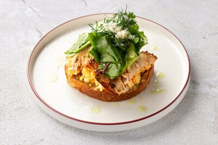 Скрембл на тартине с пастрами из индейки