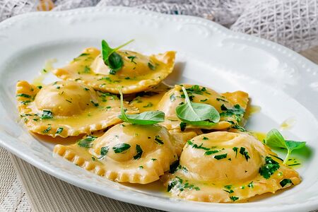 Равиоли с треской в соусе из моллюсков
