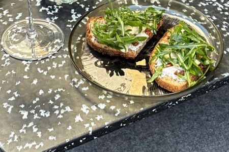 Брускетта с моцареллой и вялеными томатами 