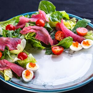 Авторский салат с подкопченным тунцом и трюфельным соусом