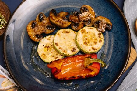 Овощи гриль с кокосовым соусом