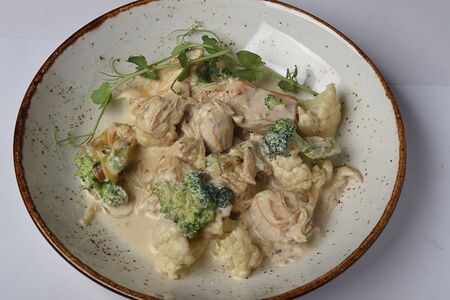 Куриное филе с брокколи и цветной капустой в сливочном соусе