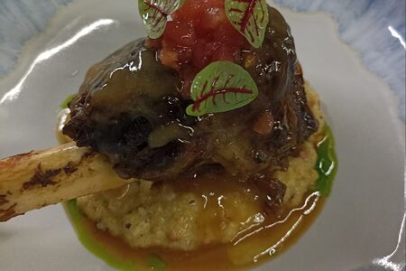 Голень ягнёнка с полентой