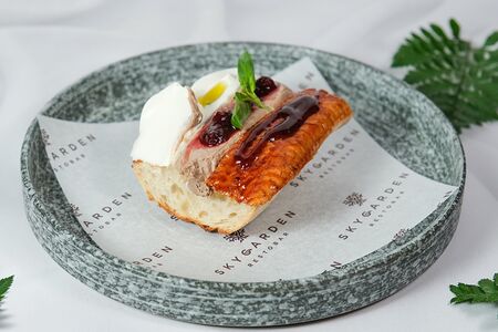 Брускетта с паштетом и копченым угрём