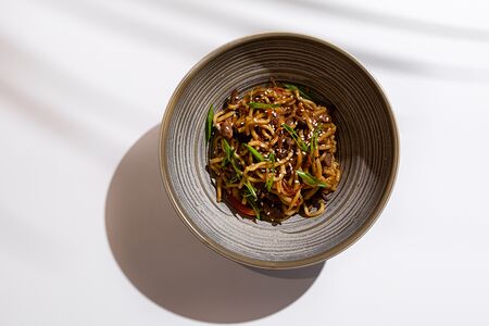 Удон с мраморной говядиной, соус из черных бобов