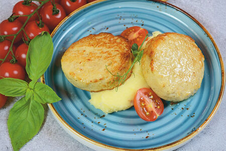 Домашние котлетки из куры с картофельным пюре