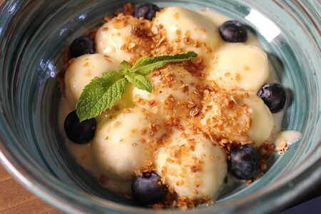 Ленивые вареники с гранолой и голубикой