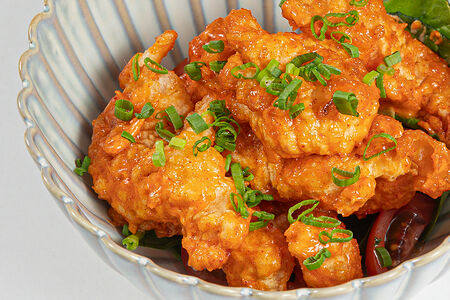 Креветки в темпуре с летним салатом