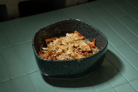 Лапша рисовая с курицей