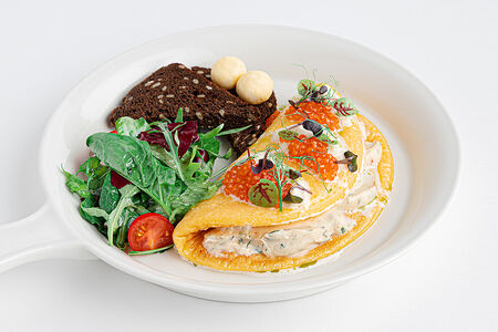 Омлет со страчателлой и красной икрой