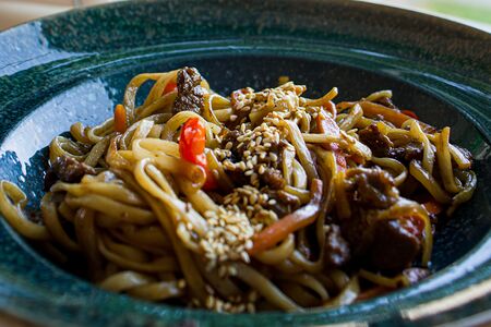 Вок с говядиной и соусом пепер блэк