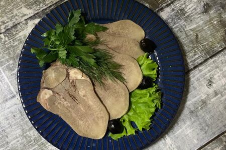 Язык отварной с соусом (хрен)