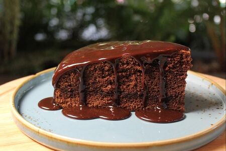 Шоколадный бисквит с ягодным соусом