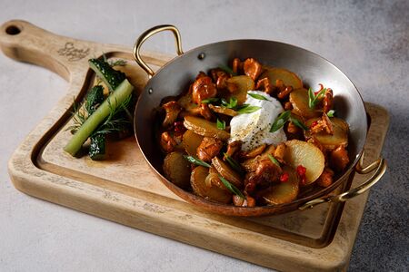 Картофель жареный с лисичками и сметаной