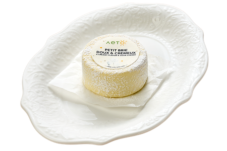 Французский сыр с вишней