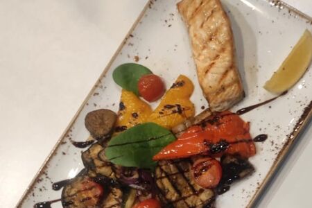 Лосось с овощами на гриле